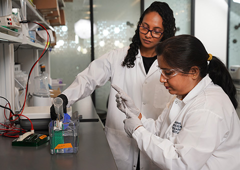 Two female scientists working in the Kalwat Lab